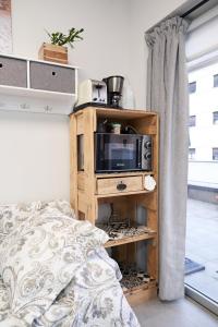 sypialnia z łóżkiem i kuchenką mikrofalową na półce w obiekcie Aldabea II apartamento sostenible w mieście Legazpia +2 zdjęcia