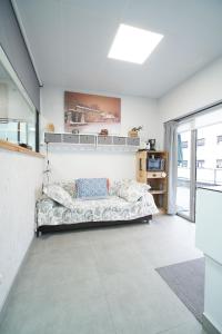 sypialnia z łóżkiem w pokoju w obiekcie Aldabea II apartamento sostenible w mieście Legazpia