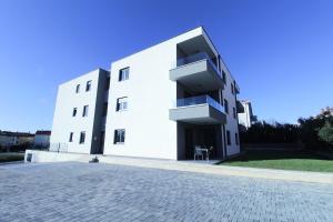 ザンブラティヤにあるResidence Frankの側面にバルコニーがある白い建物
