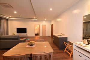 Μια τηλεόραση ή/και κέντρο ψυχαγωγίας στο T Shine Resort and Spa