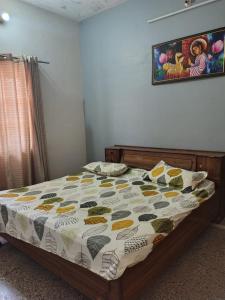 1 cama con edredón en un dormitorio en Rishikesh Rest, en Rishīkesh