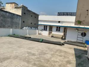 Un edificio con dos grandes tuberías delante. en Rishikesh Rest, en Rishīkesh
