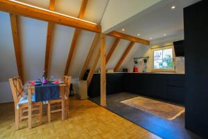 a dining room with a table and a kitchen at Das kleine Paradies in Markdorf