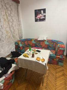Jídlo v hostelu nebo okolí