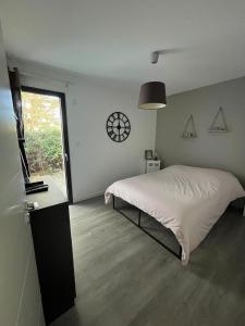 Ένα ή περισσότερα κρεβάτια σε δωμάτιο στο Peaceful house for 6 people 400 m from the sea