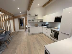 Kuchyň nebo kuchyňský kout v ubytování Apartment La Chicane - Central Morzine