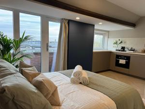 a bedroom with a bed with towels on it at The Glamorous Chic Garden view Apart R4 in The Hague