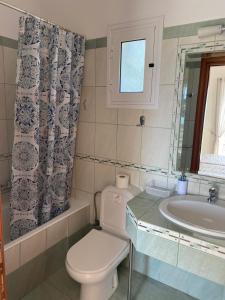 斯卡拉Villa Elizabeth的带马桶和水槽的浴室 更多18张照片