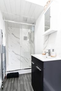 a bathroom with a shower and a sink at Stylish Birmingham Apartment For Groups, Family & Work in Birmingham