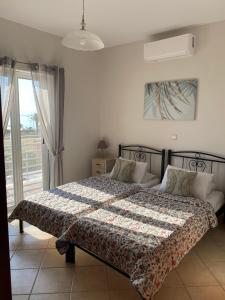 斯卡拉Villa Elizabeth的一间卧室，床上铺着被子