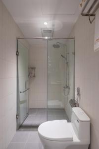 Ένα μπάνιο στο BeeSpace Coworking & Apartment +11 φωτογραφίες