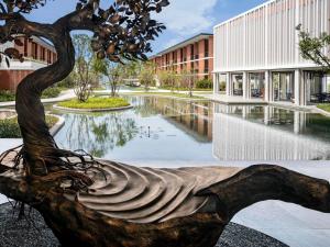 Bazén v ubytování Pullman Khao Lak Resort nebo v jeho okolí