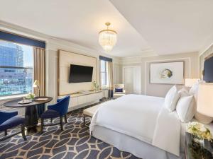 TV a/nebo společenská místnost v ubytování Fairmont Hotel Vancouver