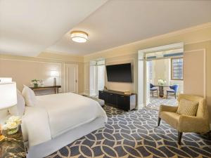 TV a/nebo společenská místnost v ubytování Fairmont Hotel Vancouver