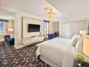TV a/nebo společenská místnost v ubytování Fairmont Hotel Vancouver