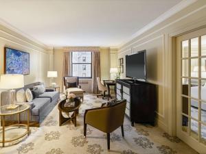 TV a/nebo společenská místnost v ubytování Fairmont Hotel Vancouver