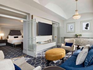 TV a/nebo společenská místnost v ubytování Fairmont Hotel Vancouver