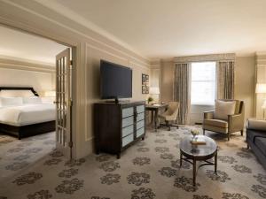 Postel nebo postele na pokoji v ubytování Fairmont Hotel Vancouver