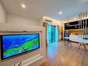 Μια τηλεόραση ή/και κέντρο ψυχαγωγίας στο Symphony Tower Premium Studio with Wi-Fi & Netflix
