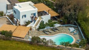 una vista aérea de una casa con piscina en Villa Orea Beachfront by Mykonos Mood, en Kalafatis