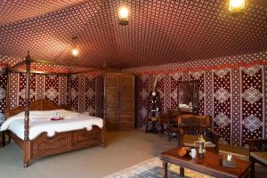 Postel nebo postele na pokoji v ubytování Al Marmoom Oasis Luxury Tents and Bedouin Experience