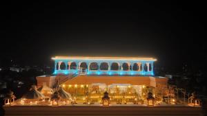ein Gebäude mit blauen Lichtern in der Nacht in der Unterkunft Hotel Surya Palace in Gandhinagar