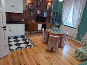 绿山城Hostel Bona的房间里有一张桌子和几把椅子的厨房