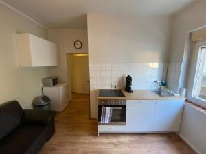 a kitchen with a sink and a stove top oven at EMAS 5 Wohnung mit 3 Einzelbetten, Küche in Krefeld