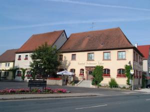 a building on the side of a street at Schwarzer Adler - Ferienwohnung Storchennest in Ipsheim