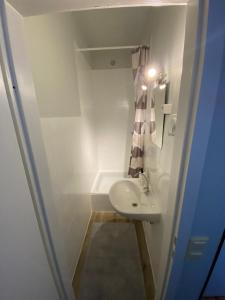 a small white bathroom with a sink and a mirror at EMAS 5 Wohnung mit 3 Einzelbetten, Küche in Krefeld
