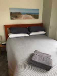 Postel nebo postele na pokoji v ubytování Geographe Bay Holiday Park Unit 33 On The Beach + 19 fotografií