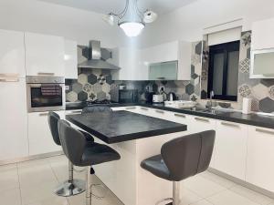 Kuchyň nebo kuchyňský kout v ubytování Modern Mediterranean 3 Bed, 2 Bath in St Pauls Bay - 5 Min Walk to Promenade, Beaches Nearby
