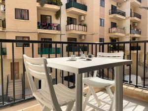 Balkón nebo terasa v ubytování Modern Mediterranean 3 Bed, 2 Bath in St Pauls Bay - 5 Min Walk to Promenade, Beaches Nearby