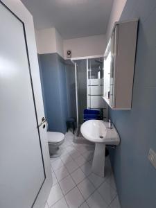 A bathroom at Appartamento in Villa Storica