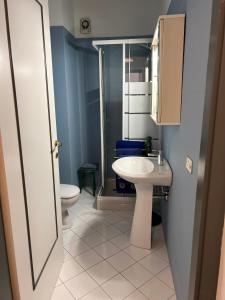 A bathroom at Appartamento in Villa Storica