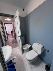 A bathroom at Appartamento in Villa Storica