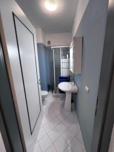 A bathroom at Appartamento in Villa Storica