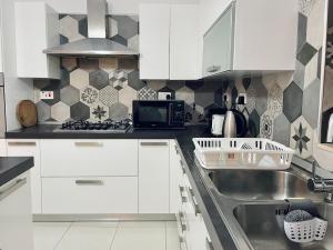 Kuchyň nebo kuchyňský kout v ubytování Modern Mediterranean 3 Bed, 2 Bath in St Pauls Bay - 5 Min Walk to Promenade, Beaches Nearby