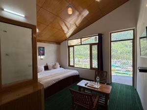 Ένα ή περισσότερα κρεβάτια σε δωμάτιο στο Hotel Alpine Himalayan View , Manali By The Premium Villa