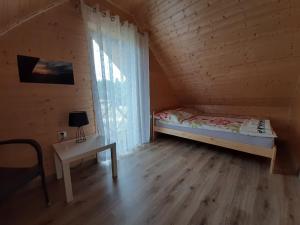 Posteľ alebo postele v izbe v ubytovaní Czarcie Chatki