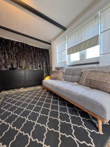 sypialnia z łóżkiem i dużym oknem w obiekcie Apartment Paris w mieście Nijvice