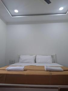 Postel nebo postele na pokoji v ubytování Jayshree Cottages