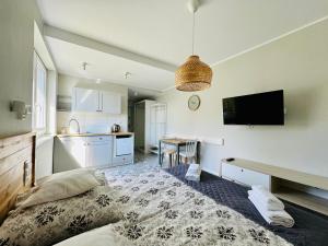 a living room with a bed and a kitchen at Willa Medom in Władysławowo
