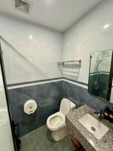 un baño con inodoro y lavabo en Hotel Hải Âu, en Sầm Sơn