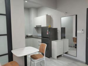 Η κουζίνα ή μικρή κουζίνα στο JQ Premier Suites T1 L07 - KK TOWN