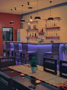 Lounge nebo bar v ubytování Baki Divers and Beach Resort