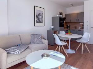 una sala de estar con un sofá y una mesa en Kraanstiet 2, en Zingst