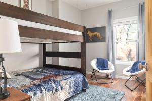 una camera con un letto a castello e due sedie di Mountain Retreat-Bryce Resort Passes-Fire Pit-BBQ a Mount Jackson