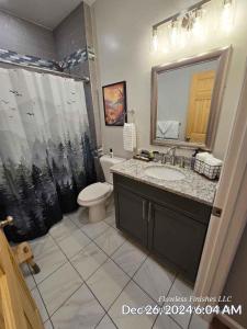 un bagno con lavandino, WC e specchio di Mountain Retreat-Bryce Resort Passes-Fire Pit-BBQ a Mount Jackson