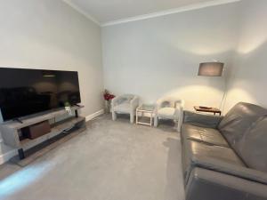 Гостиная зона в Two bed apartment +6 фотографий